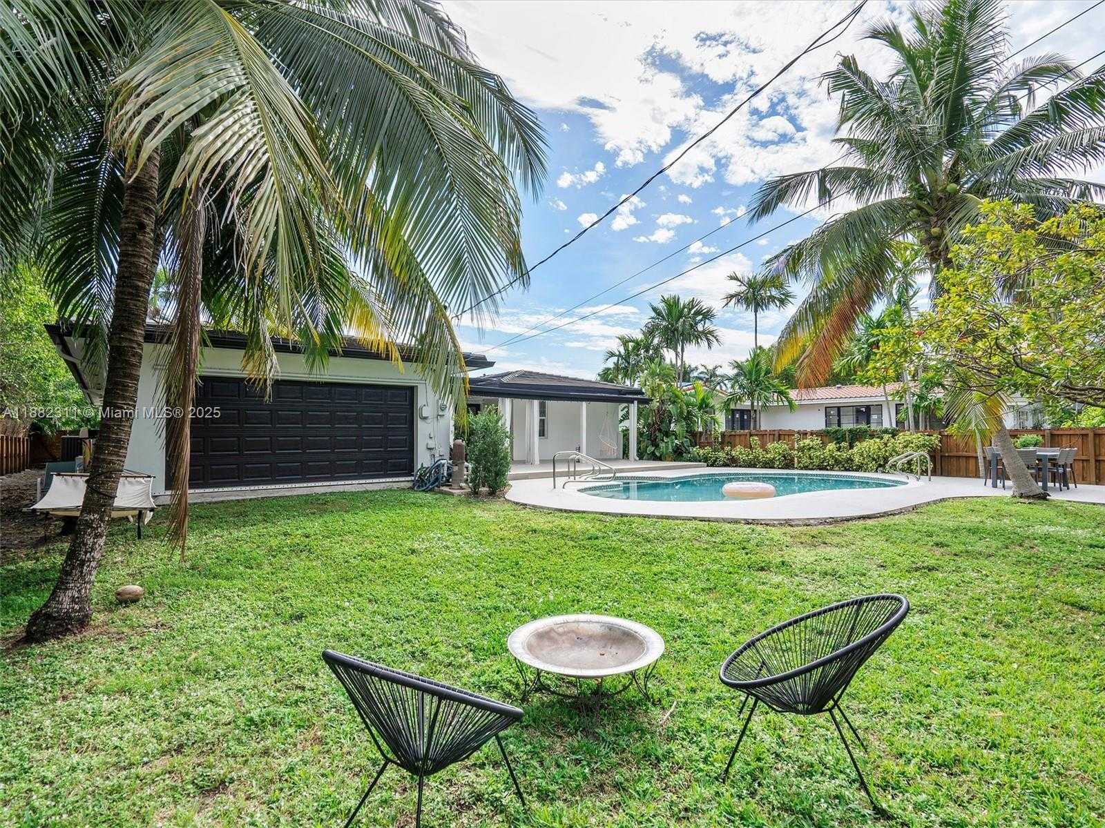 Small Image of 11407 NORTH BAYSHORE DR, North Miami Number 42