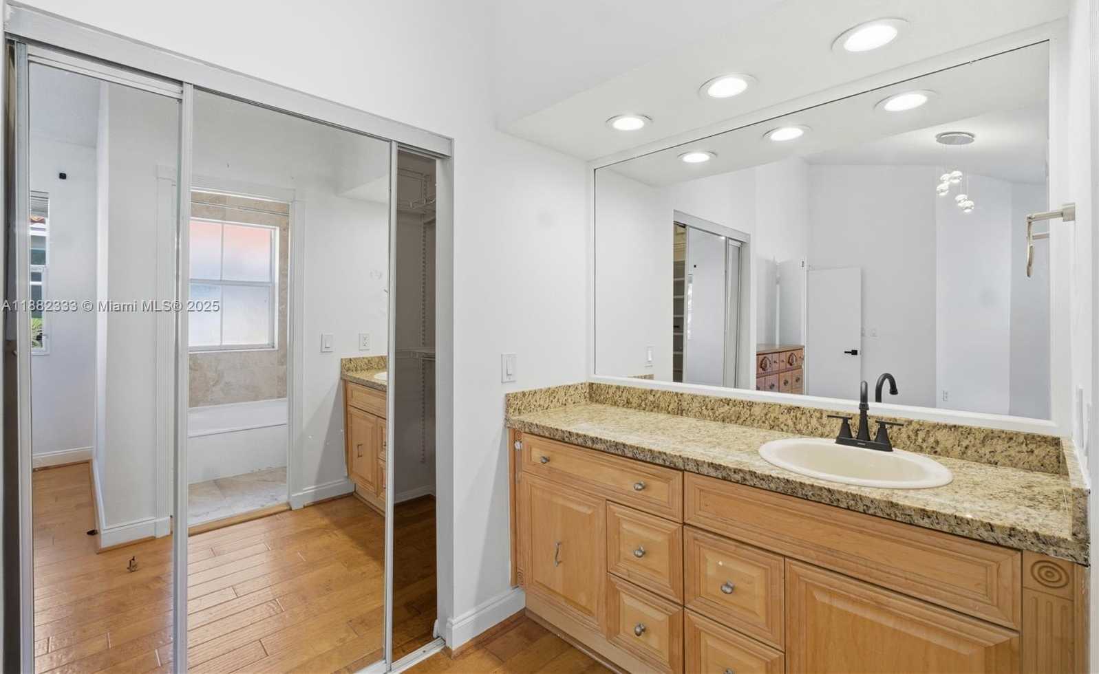 Small Image of 3625 MURANO DR, Hollywood Number 14