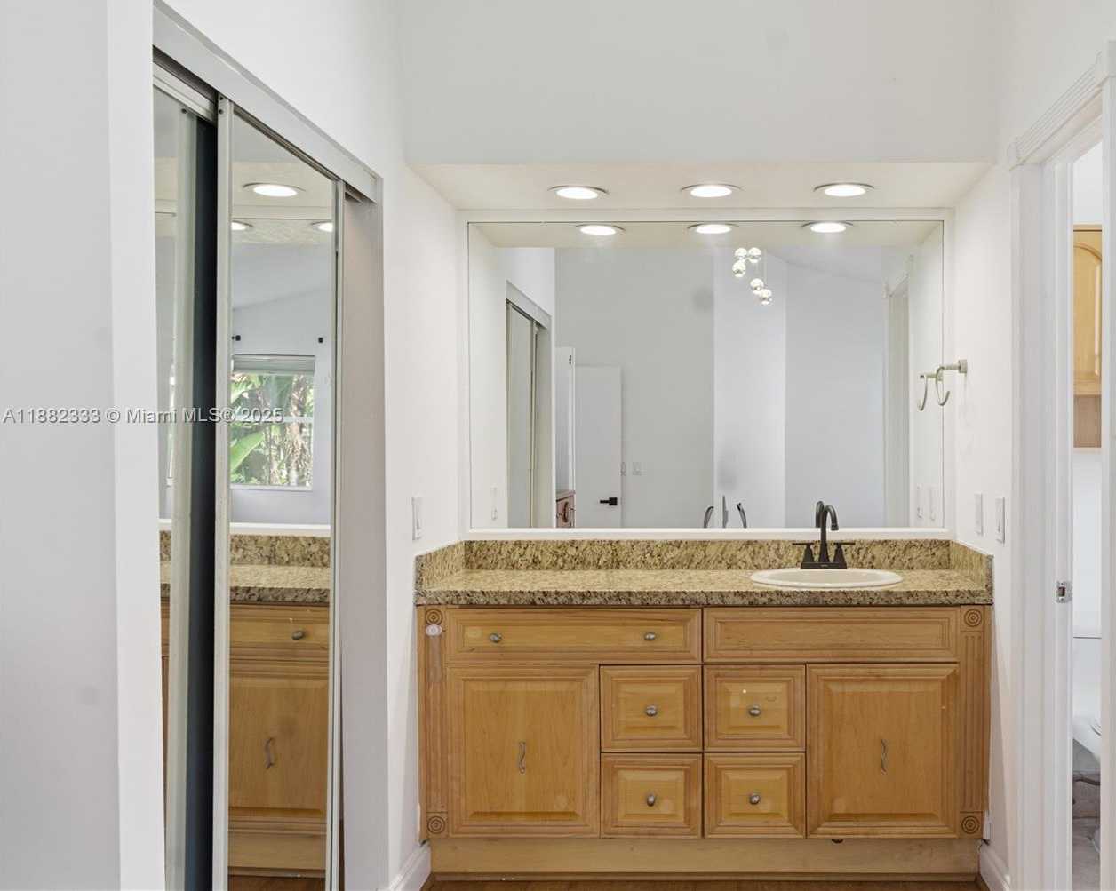 Small Image of 3625 MURANO DR, Hollywood Number 19