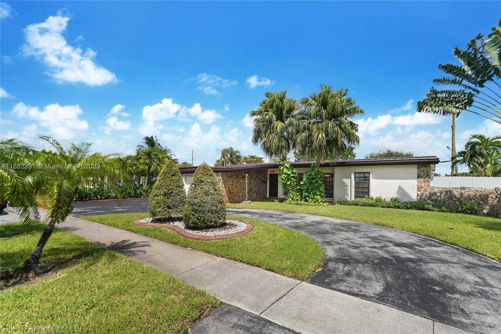 Small Image of 1015 WEST 64TH ST, Hialeah Number 2