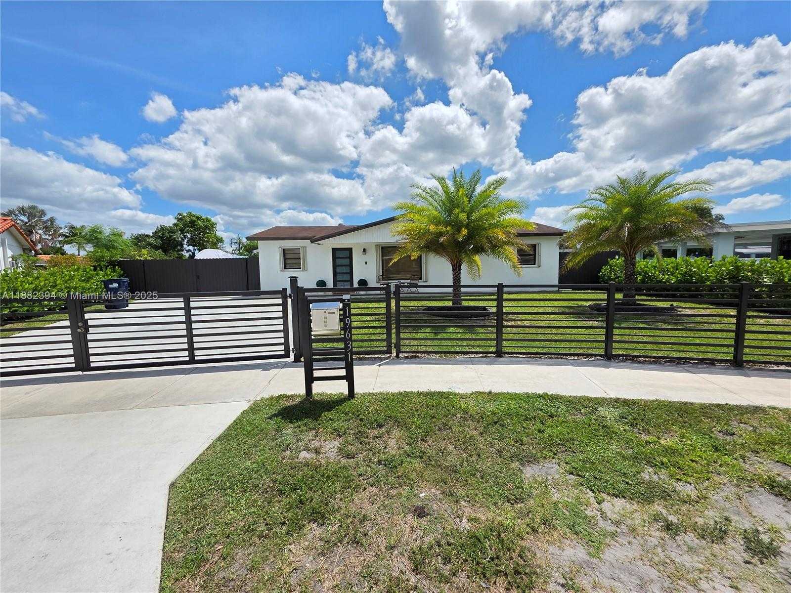 Small Image of 19631 NORTH WEST 45TH AVE, Miami Gardens Number 2