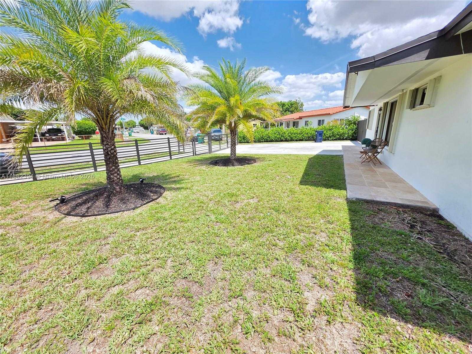 Small Image of 19631 NORTH WEST 45TH AVE, Miami Gardens Number 3