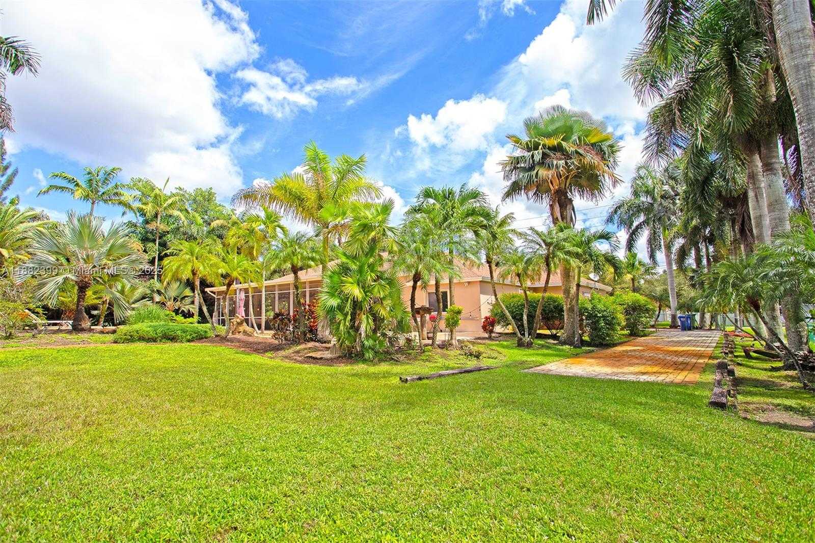 Small Image of 5911 SOUTH WEST 199TH AVE, Pembroke Pines Number 26