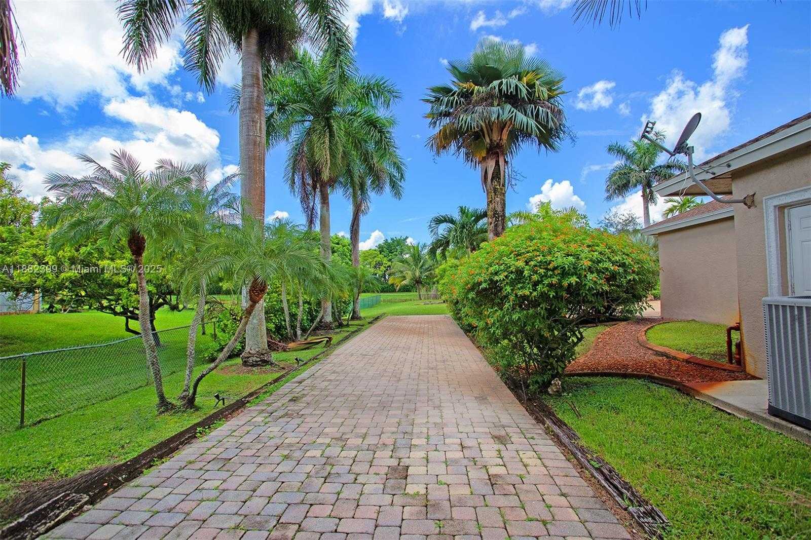 Small Image of 5911 SOUTH WEST 199TH AVE, Pembroke Pines Number 29
