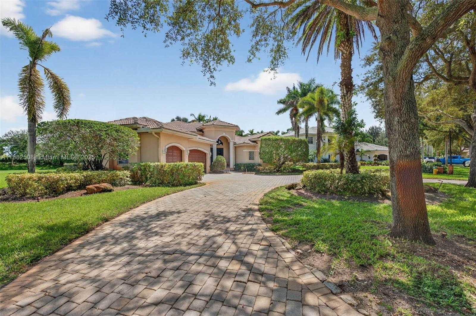 Small Image of 3792 CHURCHILL DOWNS DR, Davie Number 2