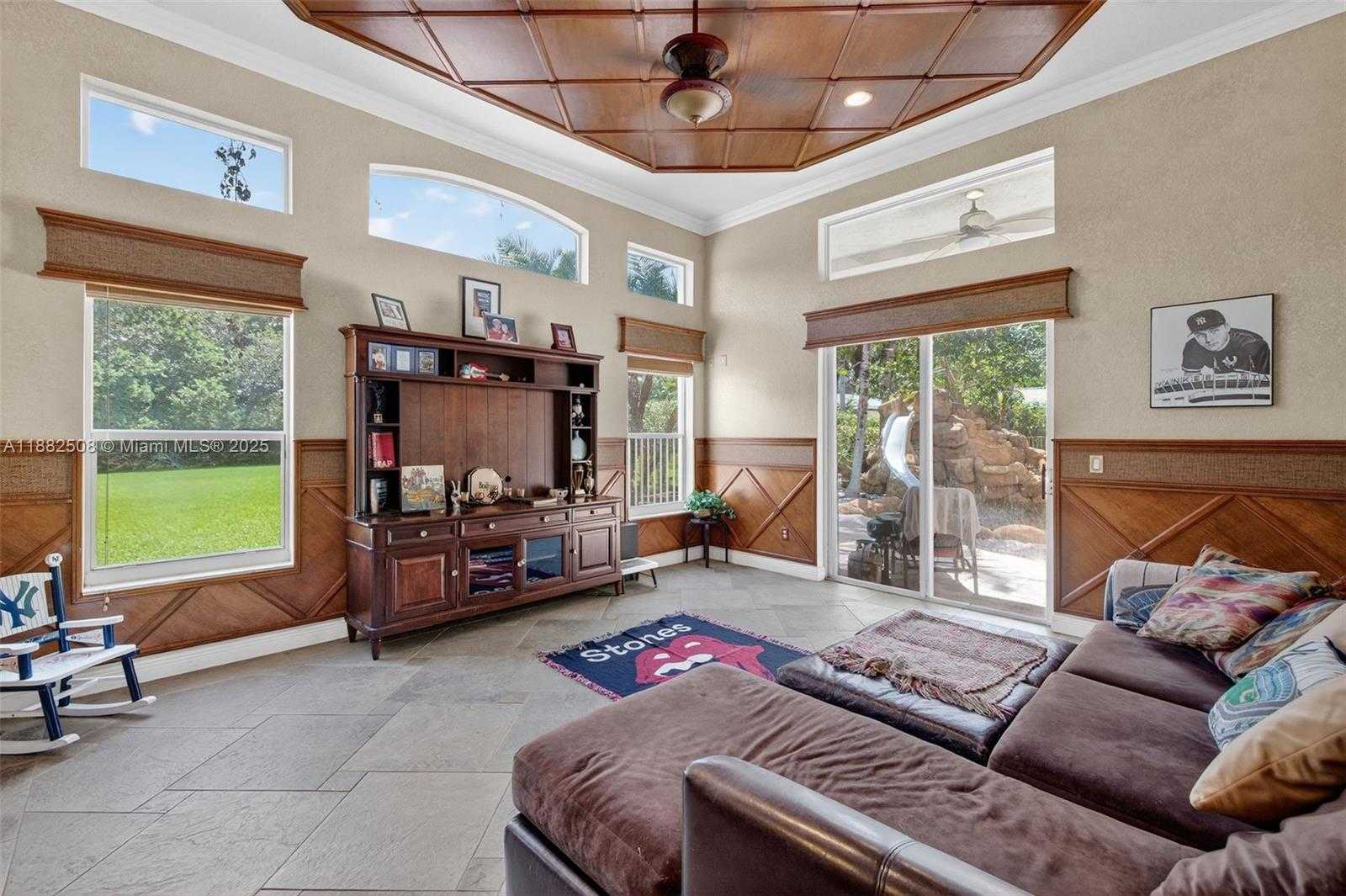 Small Image of 3792 CHURCHILL DOWNS DR, Davie Number 28