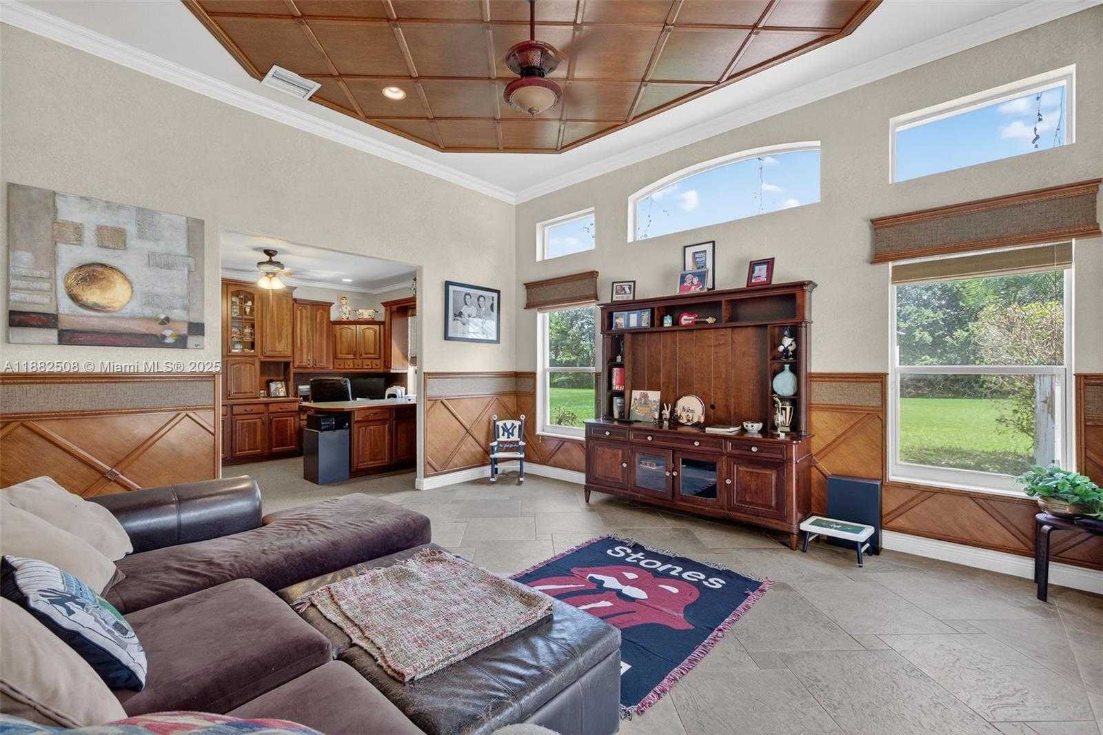 Small Image of 3792 CHURCHILL DOWNS DR, Davie Number 29