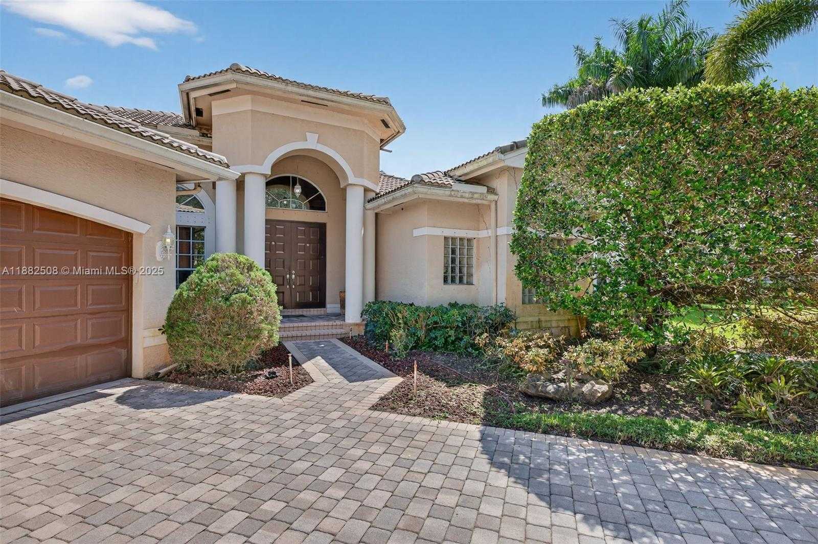 Small Image of 3792 CHURCHILL DOWNS DR, Davie Number 4