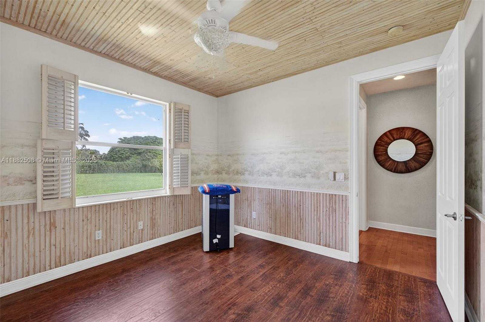 Small Image of 3792 CHURCHILL DOWNS DR, Davie Number 49