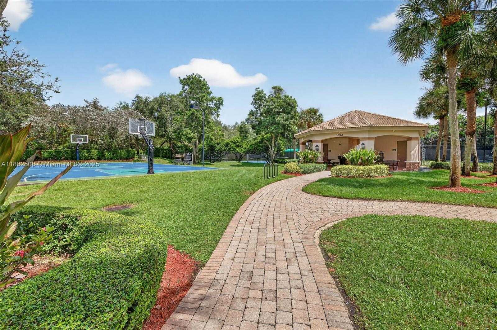 Small Image of 3792 CHURCHILL DOWNS DR, Davie Number 69