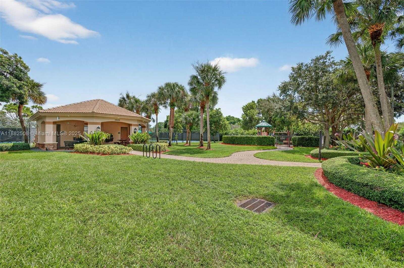 Small Image of 3792 CHURCHILL DOWNS DR, Davie Number 71