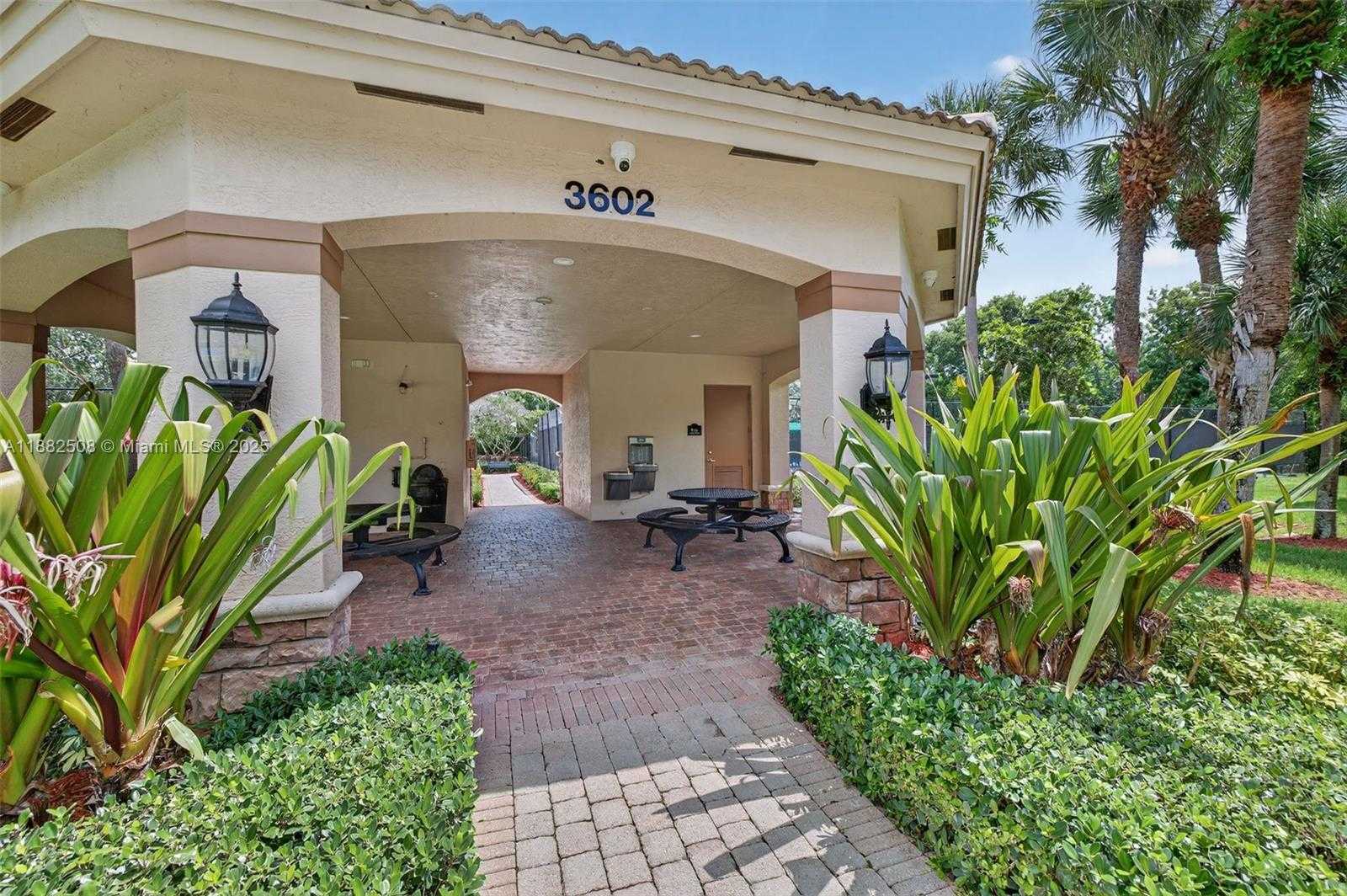 Small Image of 3792 CHURCHILL DOWNS DR, Davie Number 73