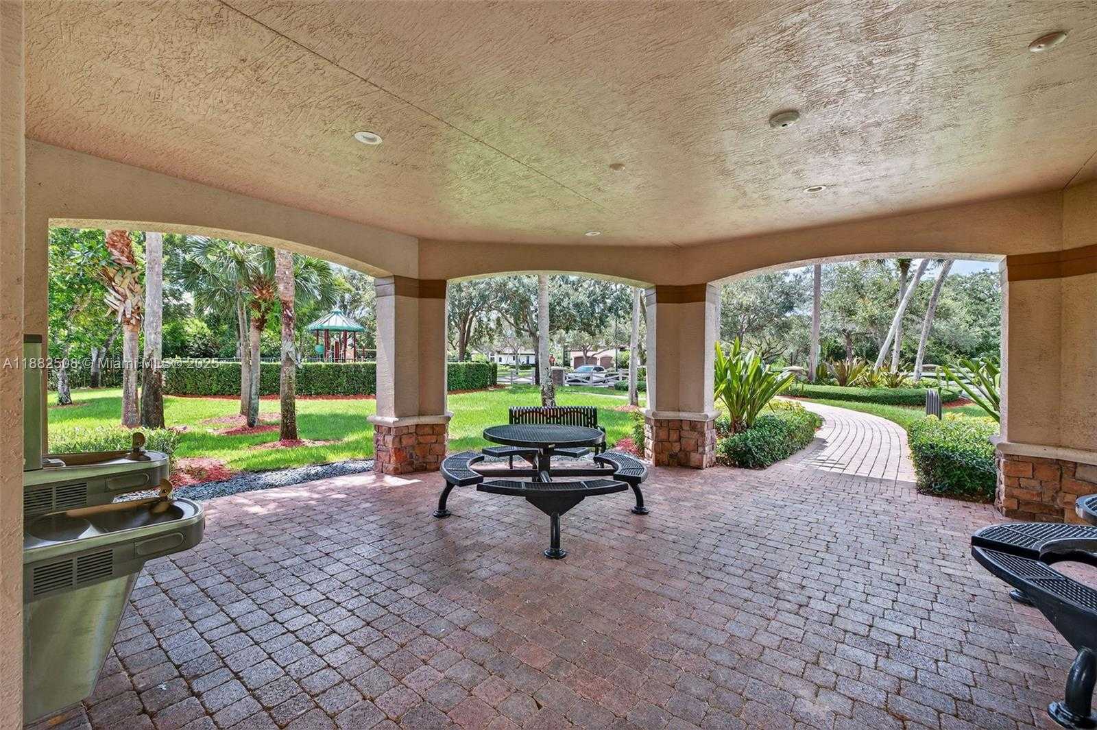 Small Image of 3792 CHURCHILL DOWNS DR, Davie Number 74