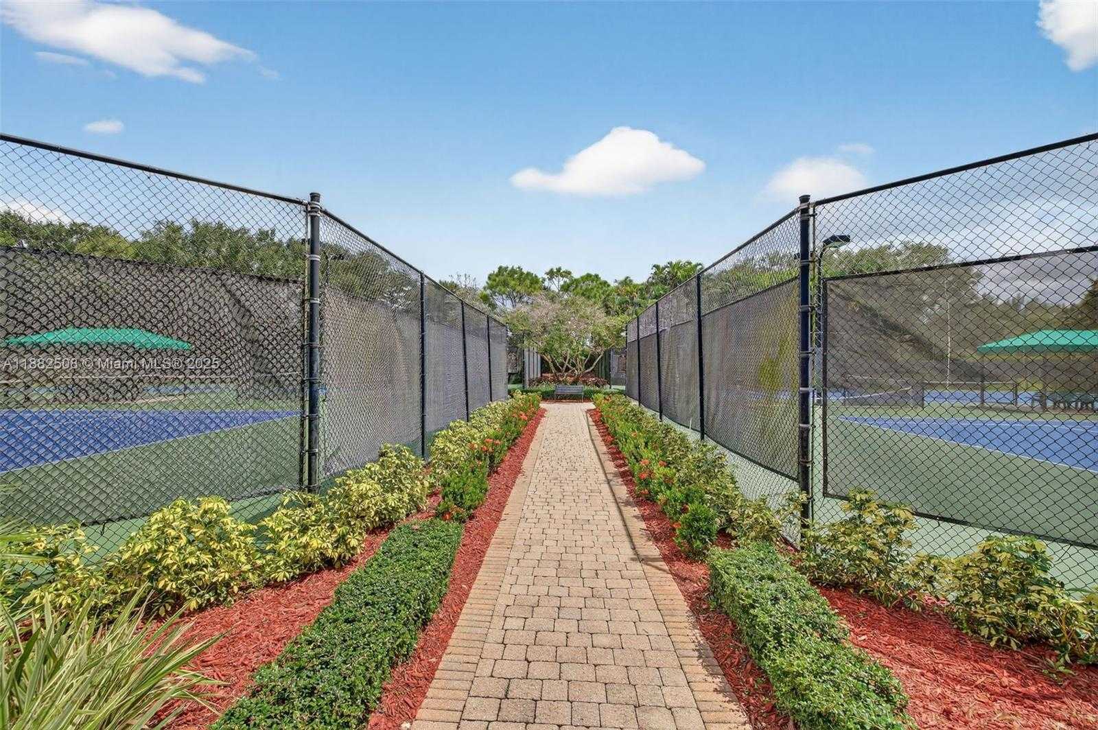 Small Image of 3792 CHURCHILL DOWNS DR, Davie Number 75