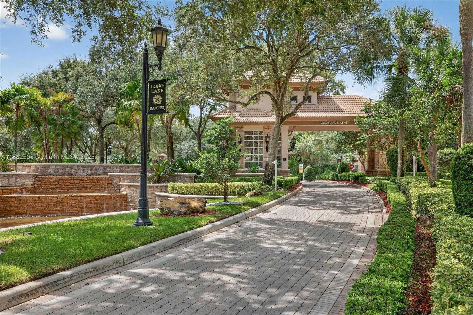Small Image of 3792 CHURCHILL DOWNS DR, Davie Number 79