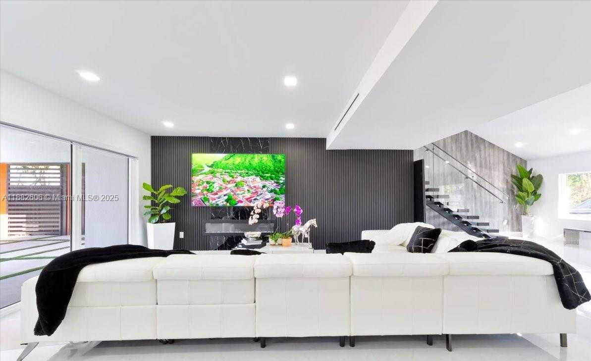 Small Image of 7220 NORTH OAKMONT DR, Hialeah Number 11