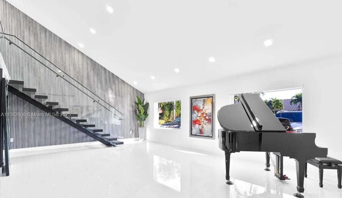 Small Image of 7220 NORTH OAKMONT DR, Hialeah Number 15