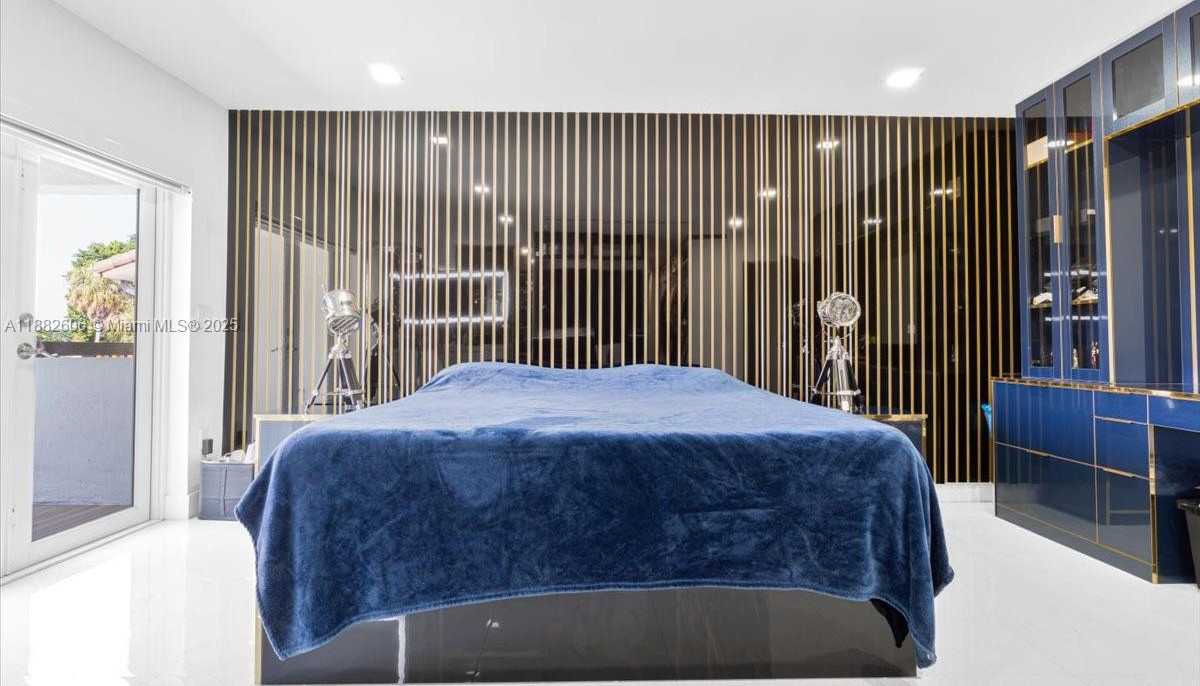 Small Image of 7220 NORTH OAKMONT DR, Hialeah Number 18