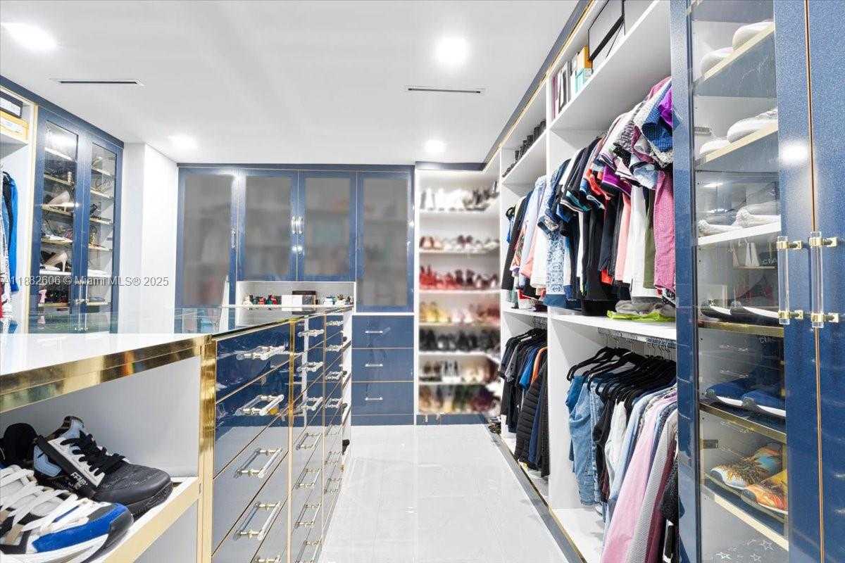 Small Image of 7220 NORTH OAKMONT DR, Hialeah Number 19