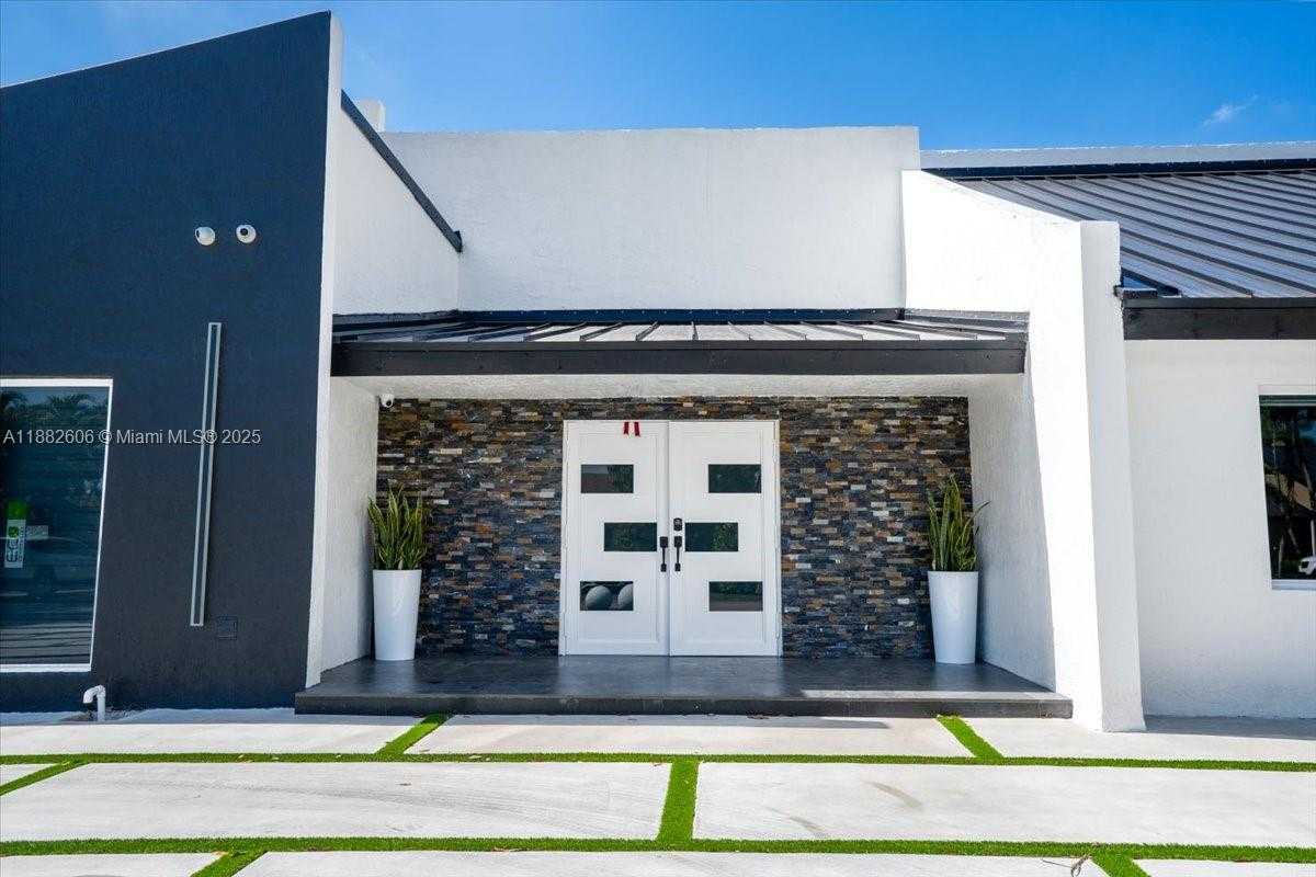 Small Image of 7220 NORTH OAKMONT DR, Hialeah Number 2
