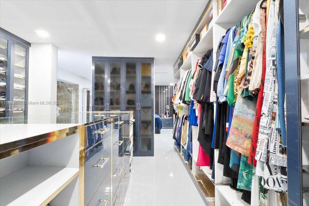 Small Image of 7220 NORTH OAKMONT DR, Hialeah Number 20