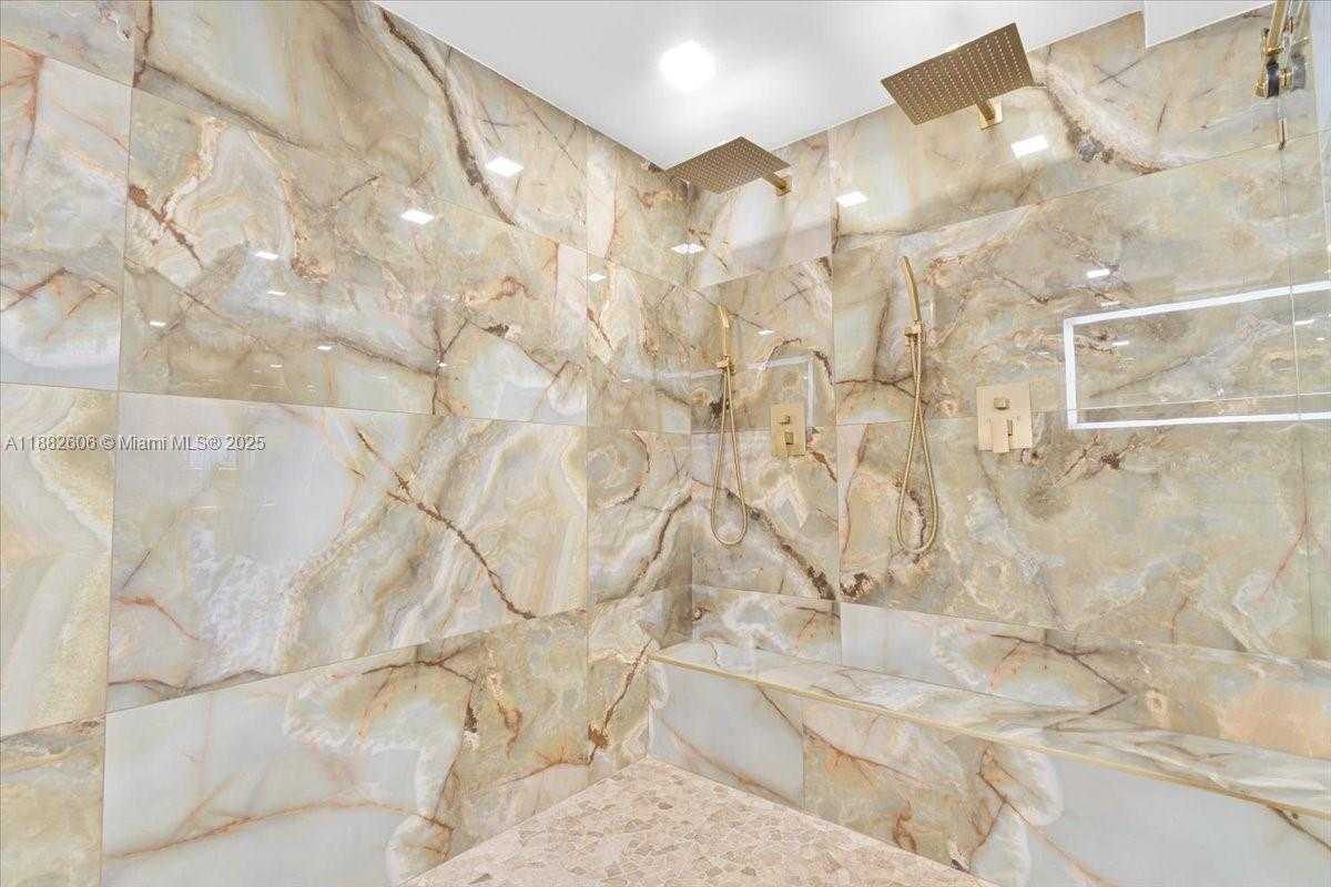 Small Image of 7220 NORTH OAKMONT DR, Hialeah Number 22