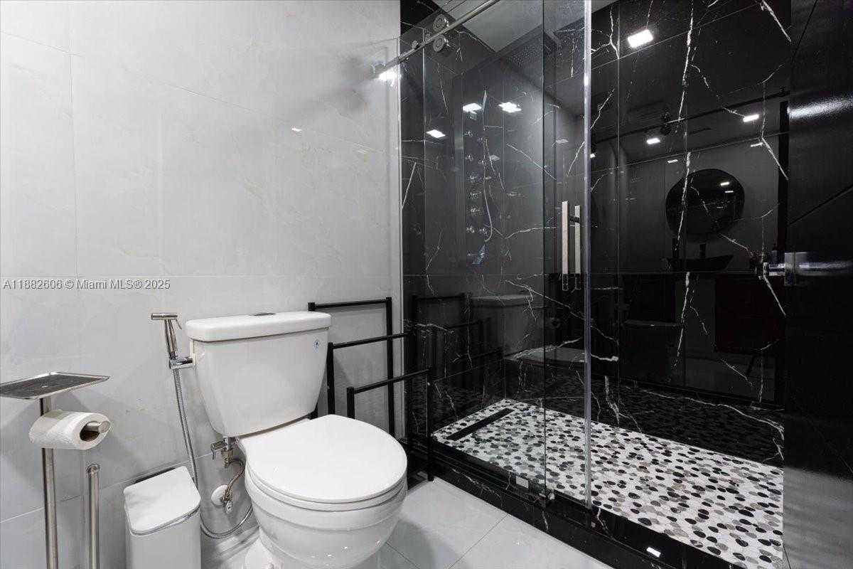 Small Image of 7220 NORTH OAKMONT DR, Hialeah Number 23