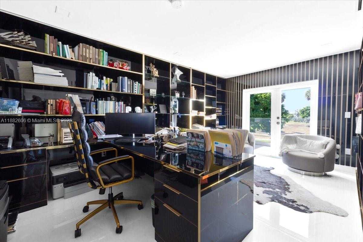 Small Image of 7220 NORTH OAKMONT DR, Hialeah Number 24
