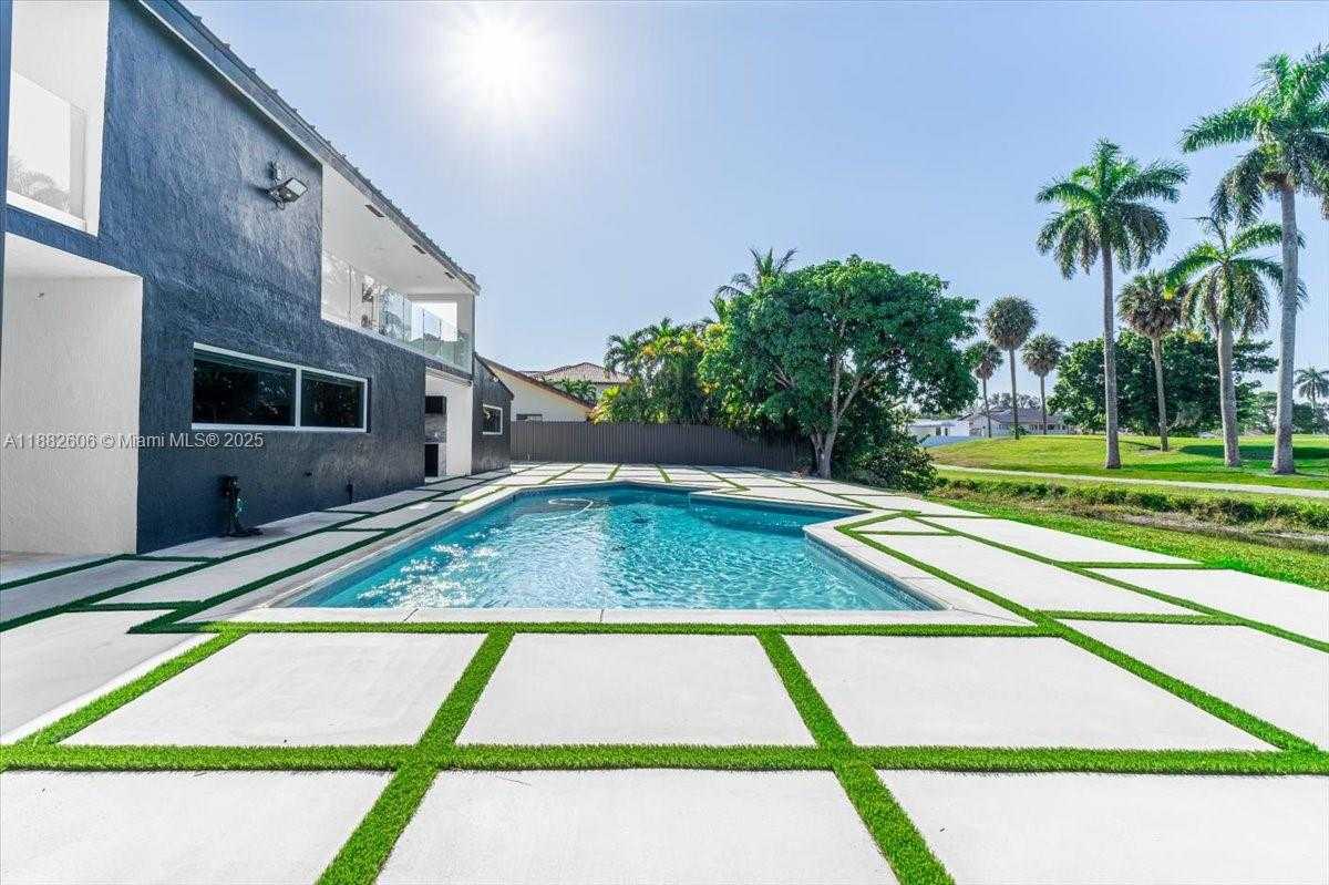 Small Image of 7220 NORTH OAKMONT DR, Hialeah Number 26