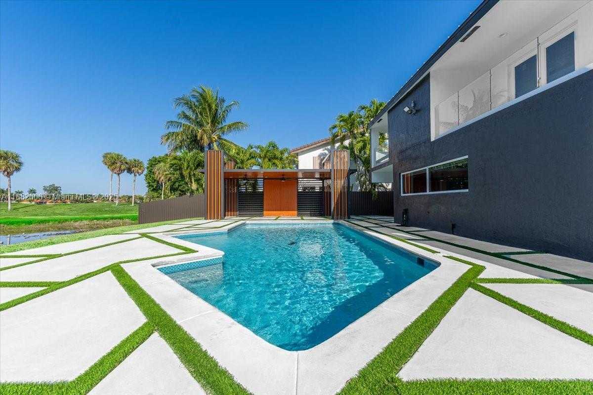 Small Image of 7220 NORTH OAKMONT DR, Hialeah Number 27