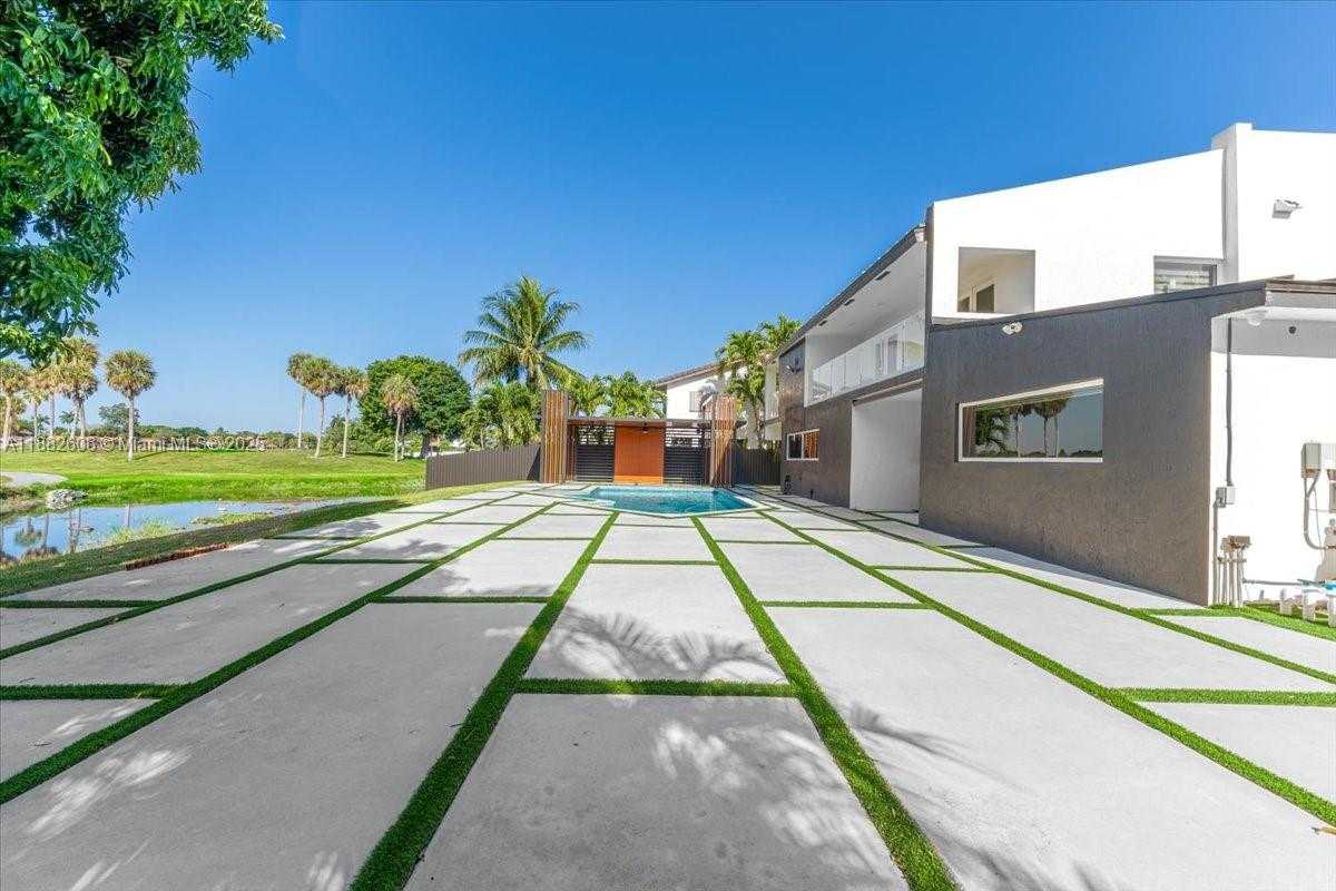 Small Image of 7220 NORTH OAKMONT DR, Hialeah Number 28
