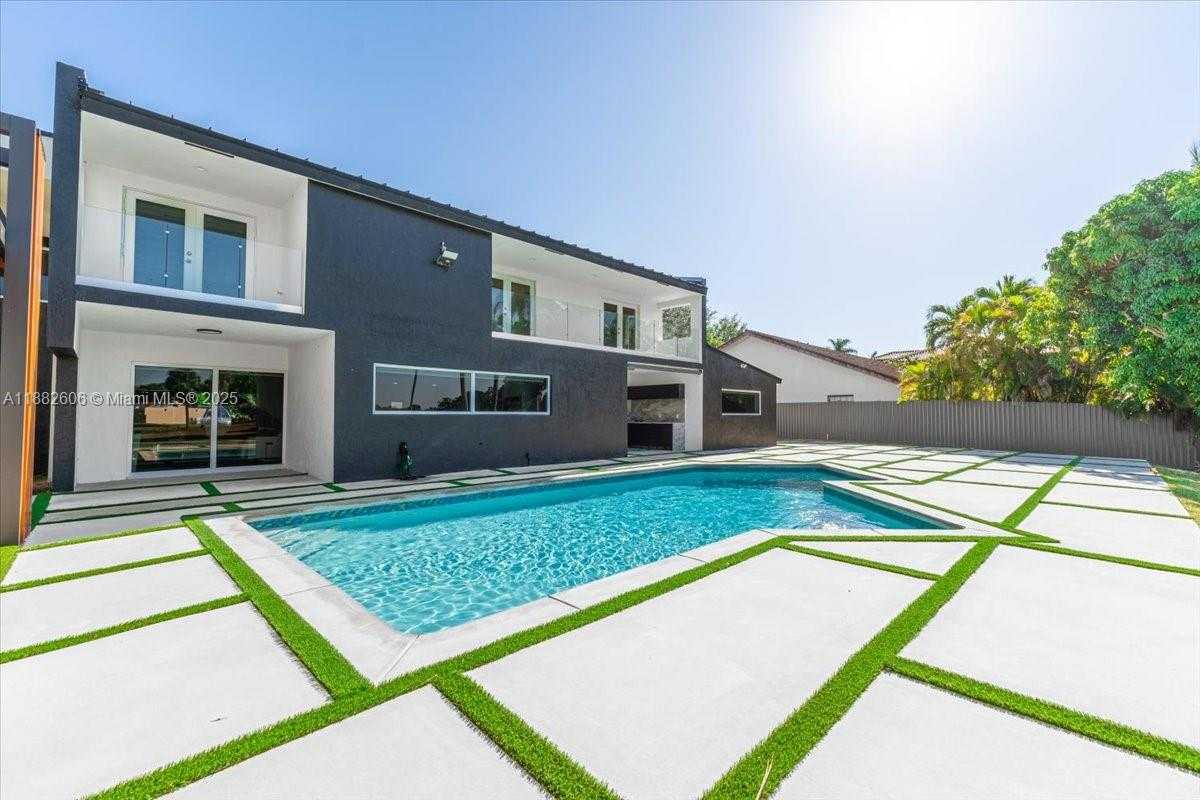 Small Image of 7220 NORTH OAKMONT DR, Hialeah Number 29