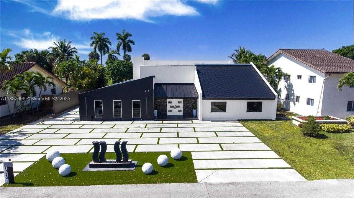 Small Image of 7220 NORTH OAKMONT DR, Hialeah Number 3
