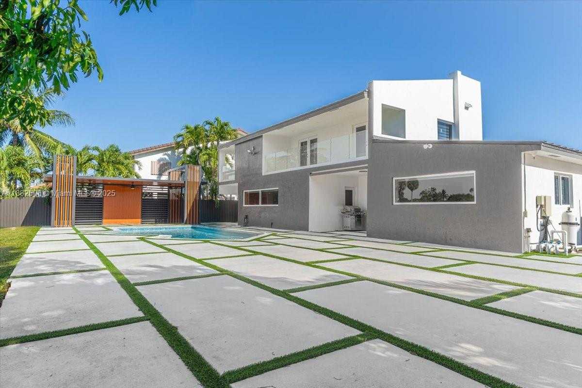 Small Image of 7220 NORTH OAKMONT DR, Hialeah Number 30