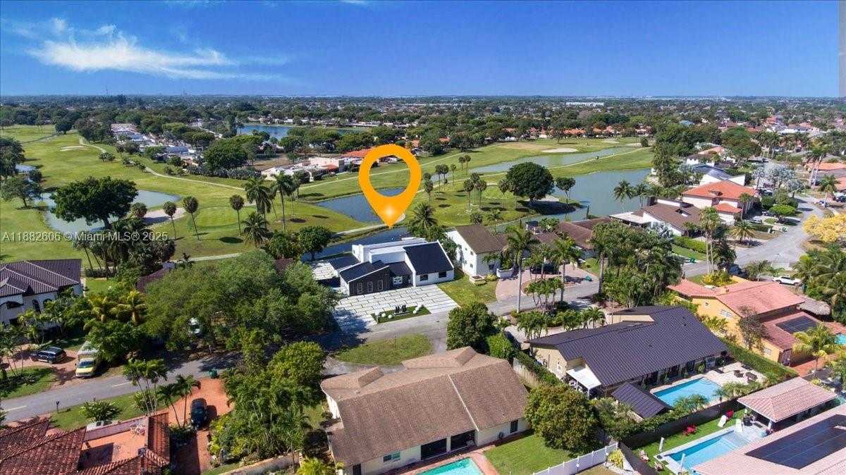 Small Image of 7220 NORTH OAKMONT DR, Hialeah Number 32