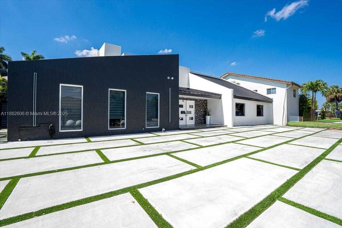 Small Image of 7220 NORTH OAKMONT DR, Hialeah Number 4