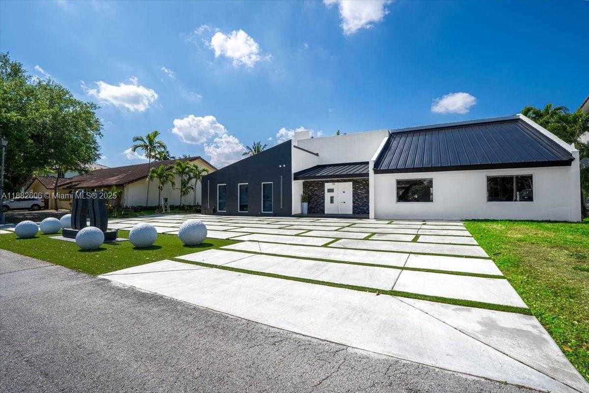 Small Image of 7220 NORTH OAKMONT DR, Hialeah Number 5