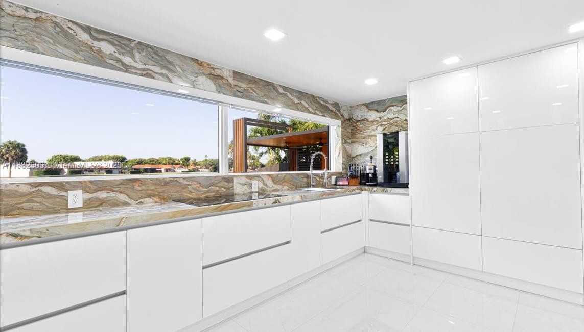 Small Image of 7220 NORTH OAKMONT DR, Hialeah Number 8