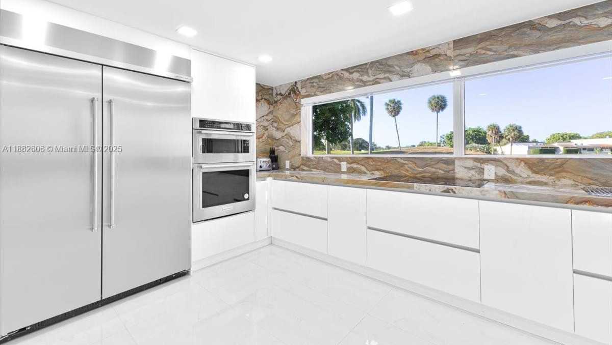 Small Image of 7220 NORTH OAKMONT DR, Hialeah Number 9