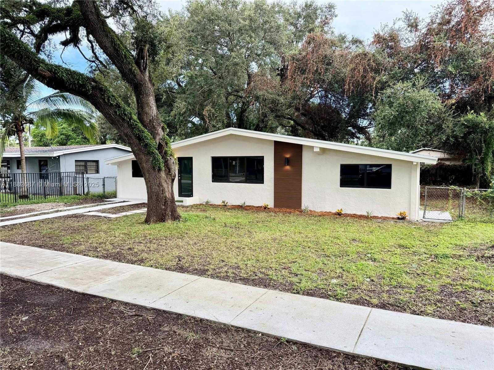 Small Image of 3101 NORTH WEST 164TH TER, Miami Gardens Number 2
