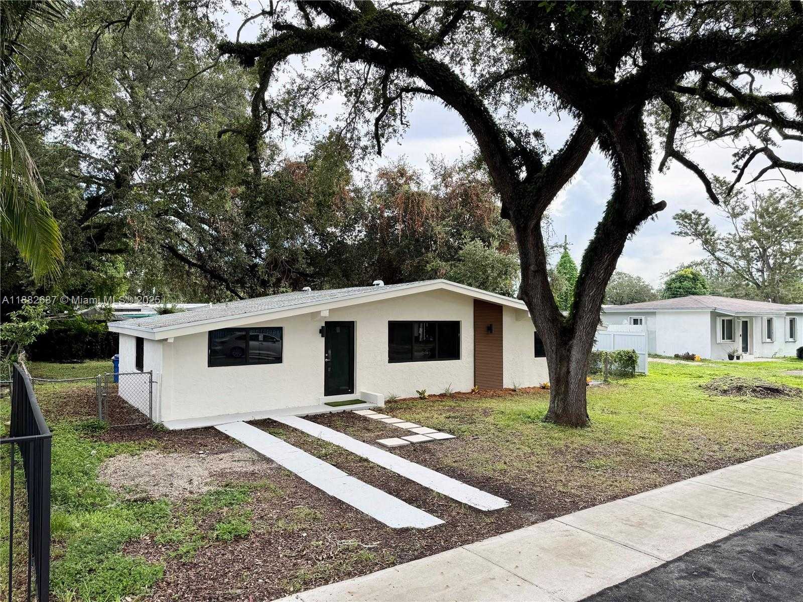 Small Image of 3101 NORTH WEST 164TH TER, Miami Gardens Number 3