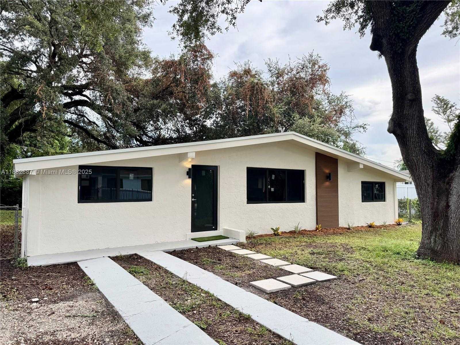 Small Image of 3101 NORTH WEST 164TH TER, Miami Gardens Number 4