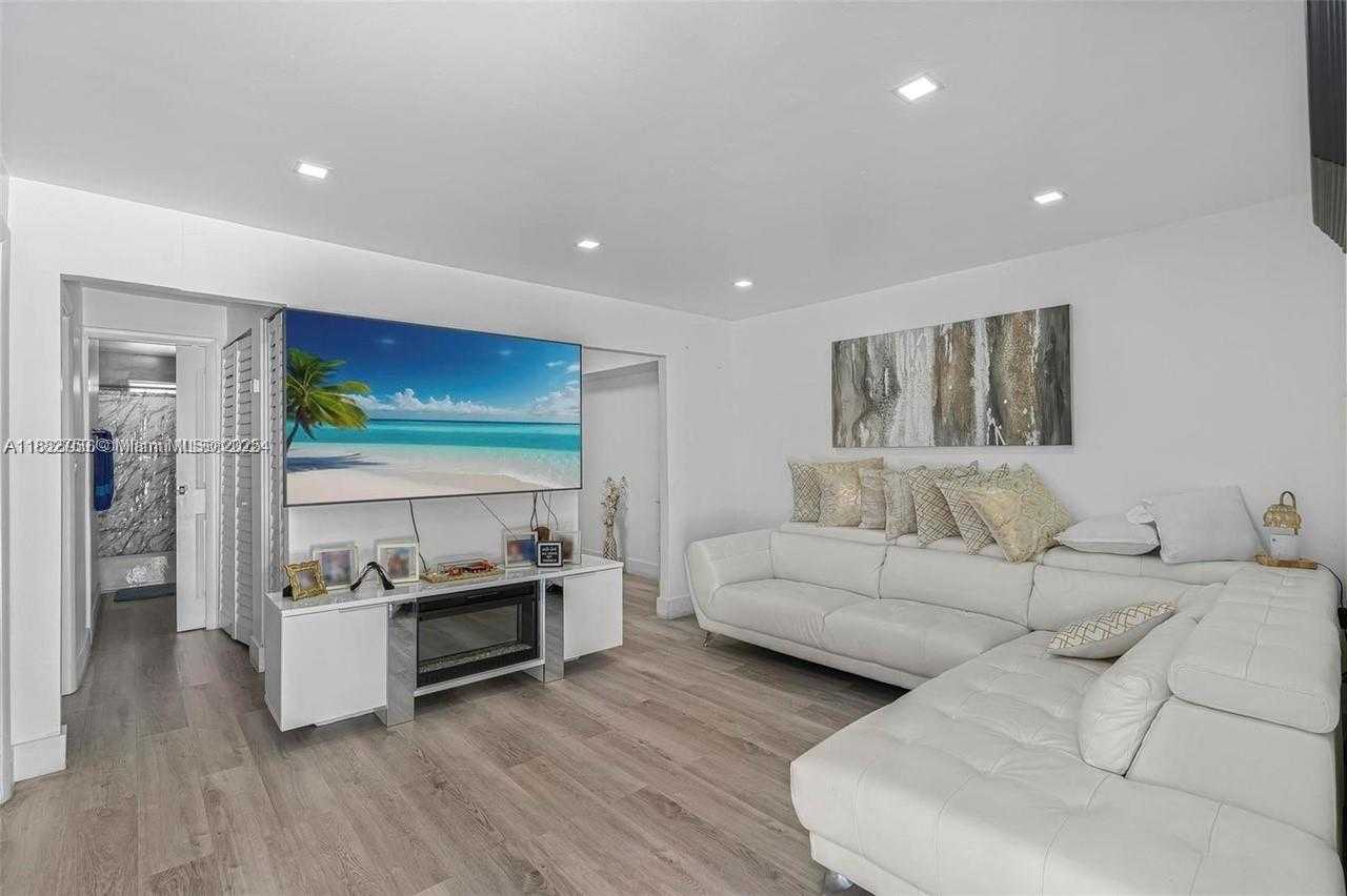 Small Image of 4590 EAST 9TH COURT, Hialeah Number 4