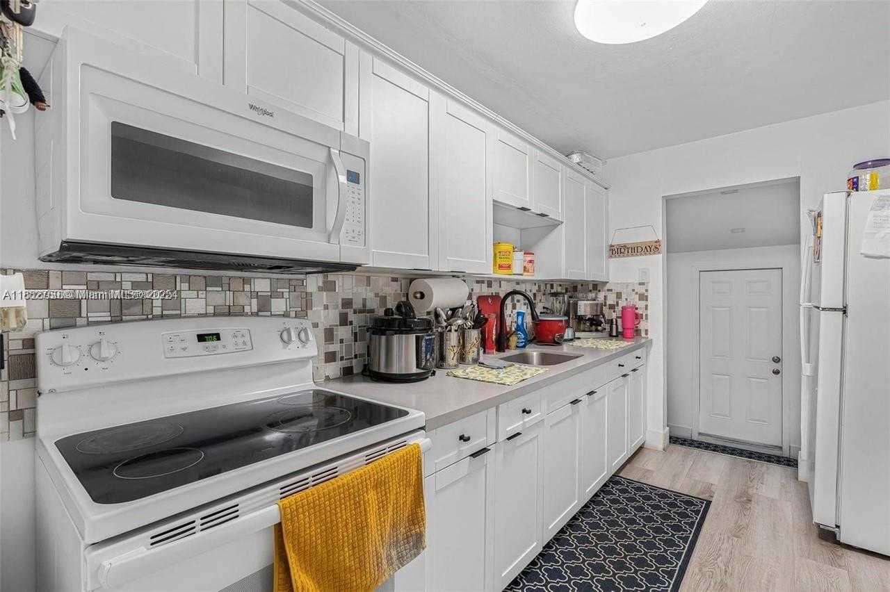 Small Image of 4590 EAST 9TH COURT, Hialeah Number 6