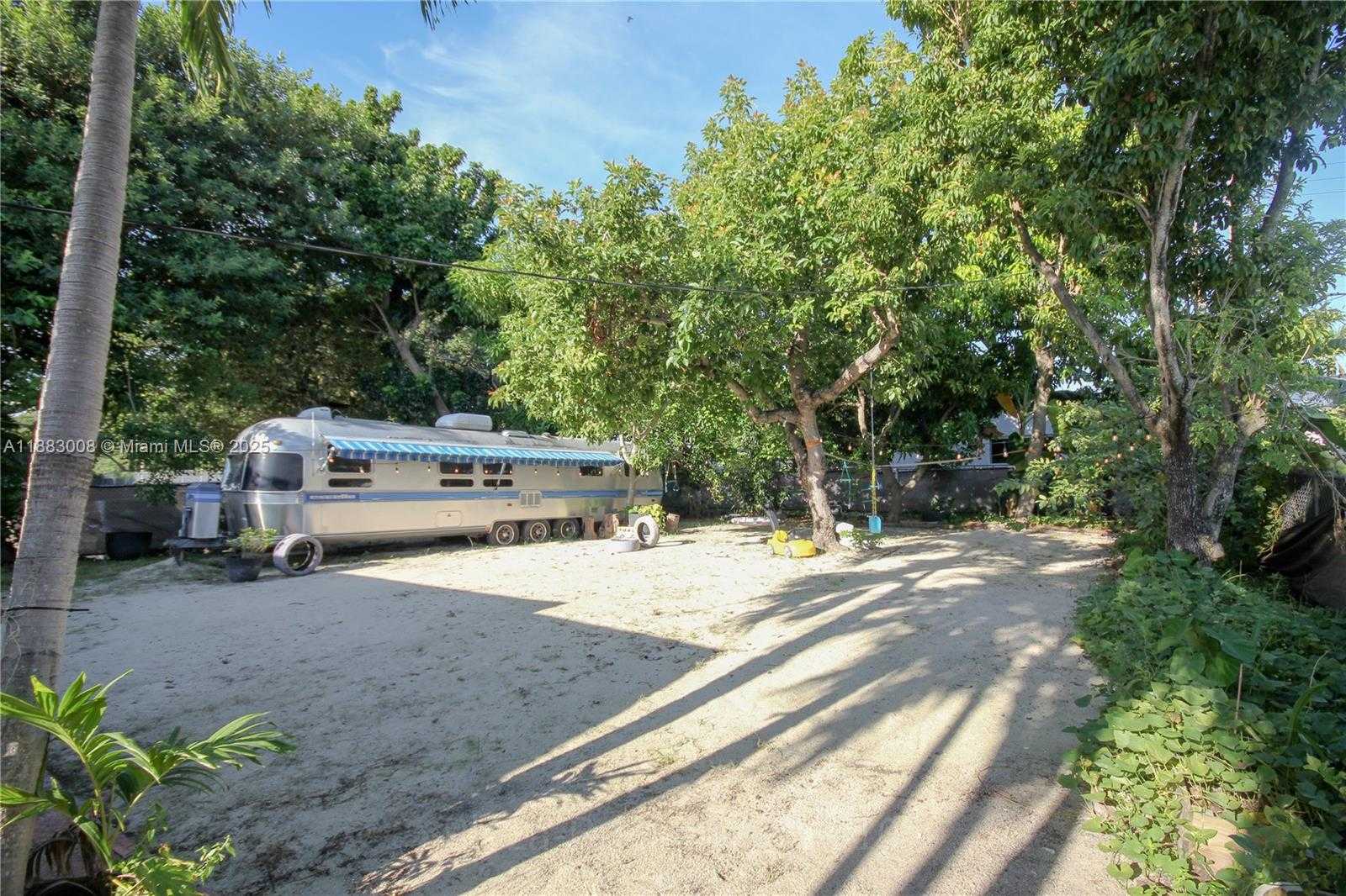 Small Image of 2754 SOUTH WEST 36TH AVE, Miami Number 30