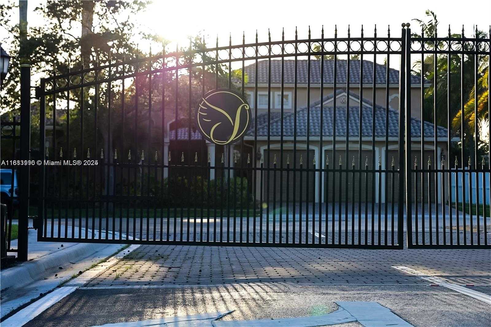 Small Image of 13742 NORTH WEST 11TH CT, Pembroke Pines Number 35