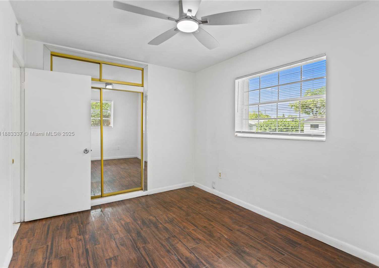 Small Image of Hollywood Number 25