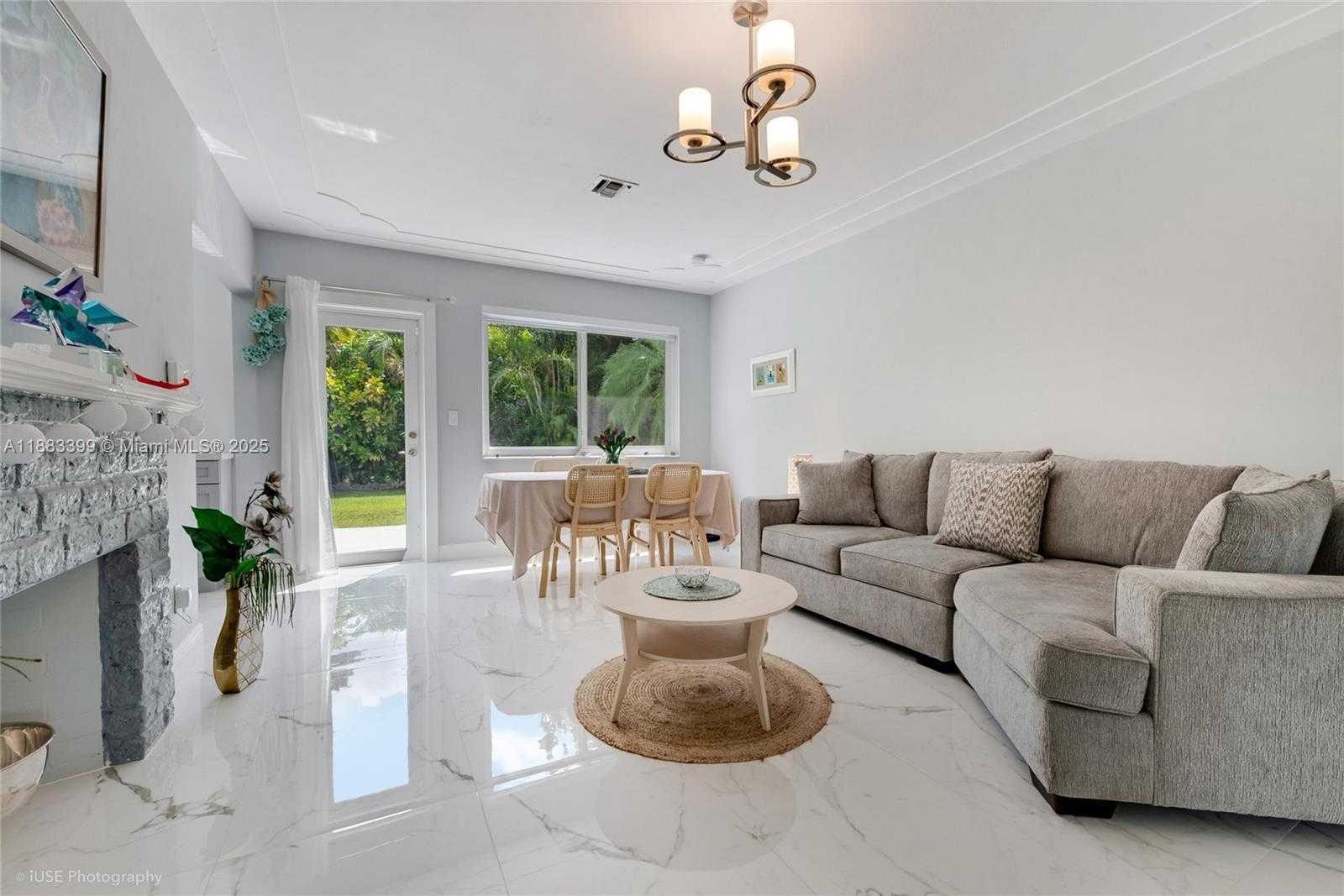 Small Image of 833 TANGIER ST, Coral Gables Number 2