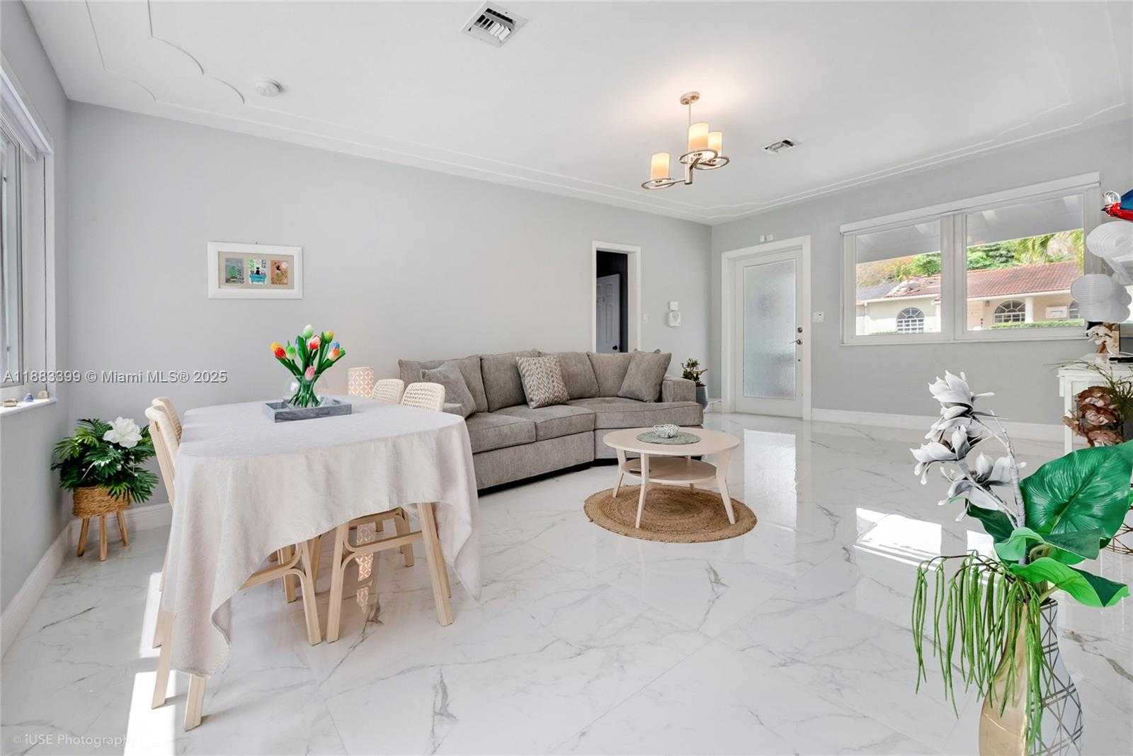 Small Image of 833 TANGIER ST, Coral Gables Number 4