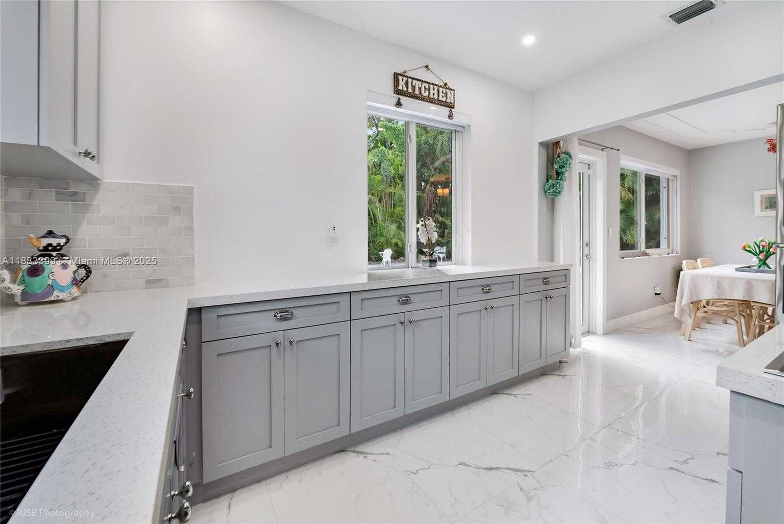 Small Image of 833 TANGIER ST, Coral Gables Number 6